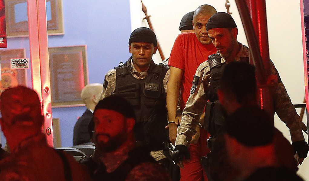 Agressor de Bolsonaro é transferido para presídio federal