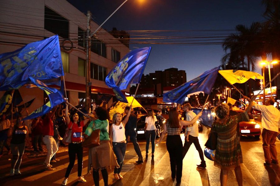 Adesivaço de Zé Eliton movimenta a Praça Tamandaré
