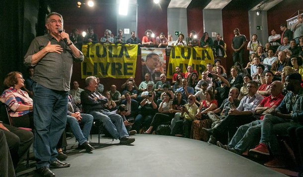 Pimentel recebe apoio de artistas em BH