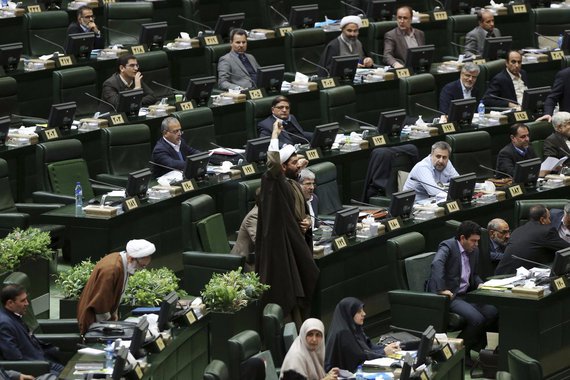 Parlamento iraniano aprova moção condenando os EUA por corte de verbas à ONU