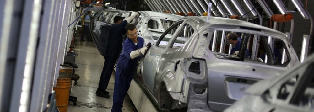 Produção industrial cai 0,2% de junho para julho, diz IBGE