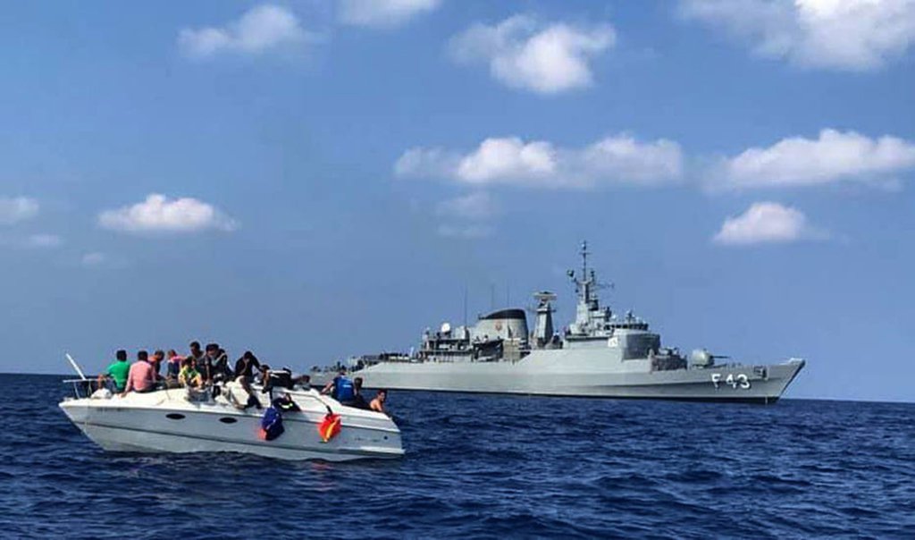 Fragata brasileira resgata imigrantes à deriva