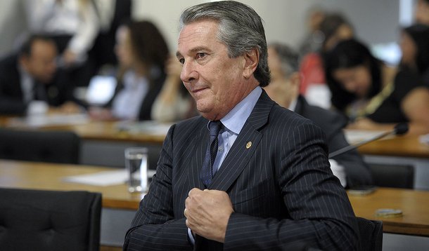 Collor ressuscita papel de 'pai dos descamisados'