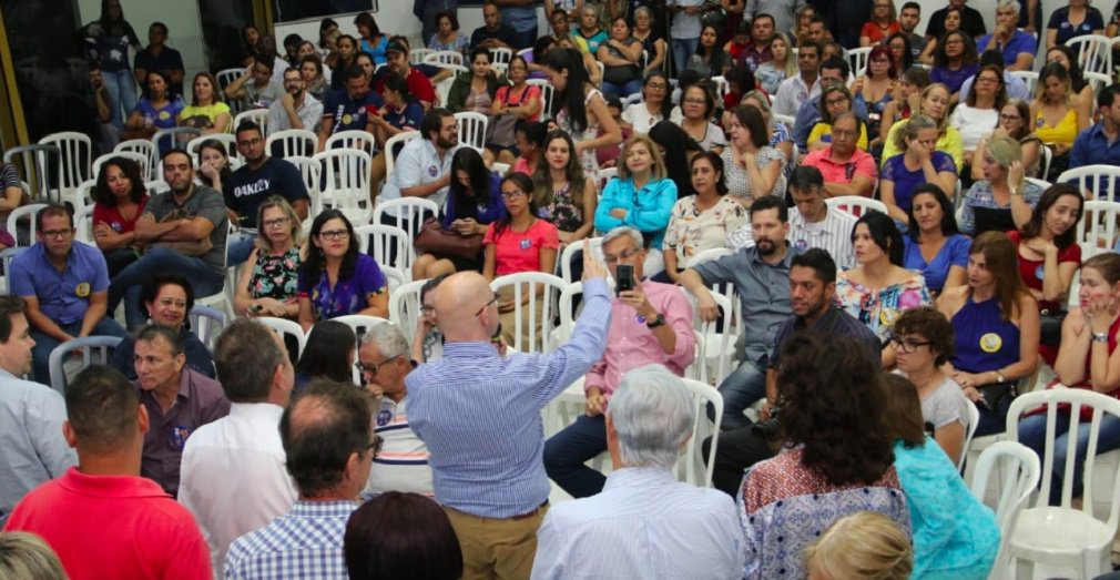Demóstenes levanta a bandeira das escolas em tempo integral