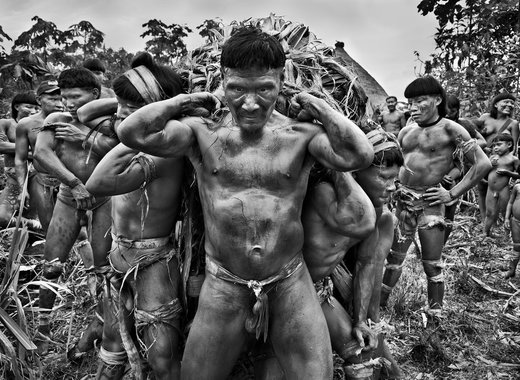 Sebastião Salgado fotografa índios na Amazônia, em meio a indiferença indigenista do golpe