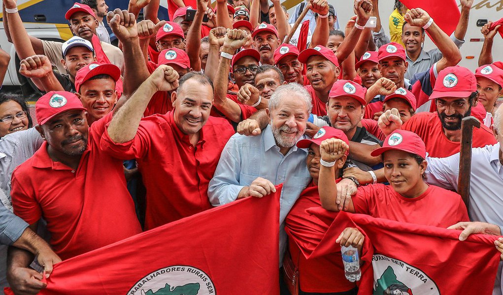 Lula entre militantes do MST