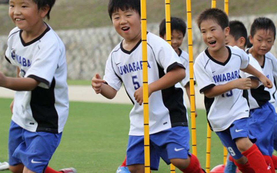 Brincar é preciso. Durante os folguedos o cérebro da criança se constrói