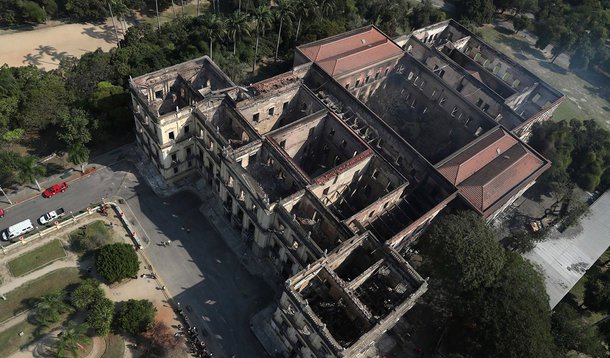 “Tragédia do Museu Nacional ilustra um país que desprezou sua cultura”, diz Le Monde