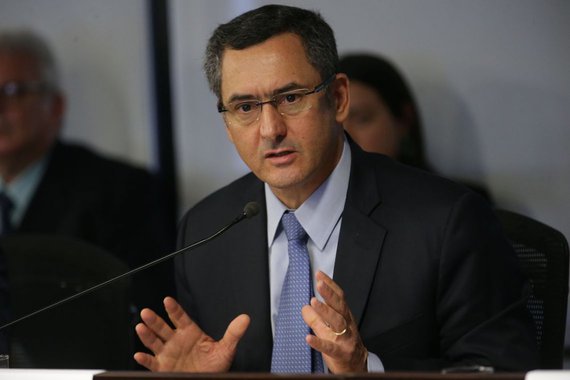 Governo publicará MP para adiar reajuste de servidores para 2020