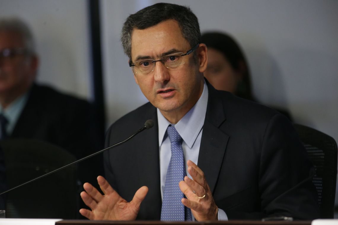 Governo publicará MP para adiar reajuste de servidores para 2020
