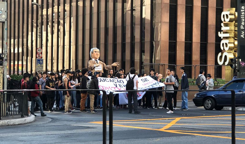 Estudantes protestam em SP contra reforma do ensino médio