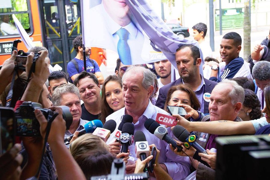 Ciro diz que Bolsonaro, se eleito, precipitaria uma guerra civil