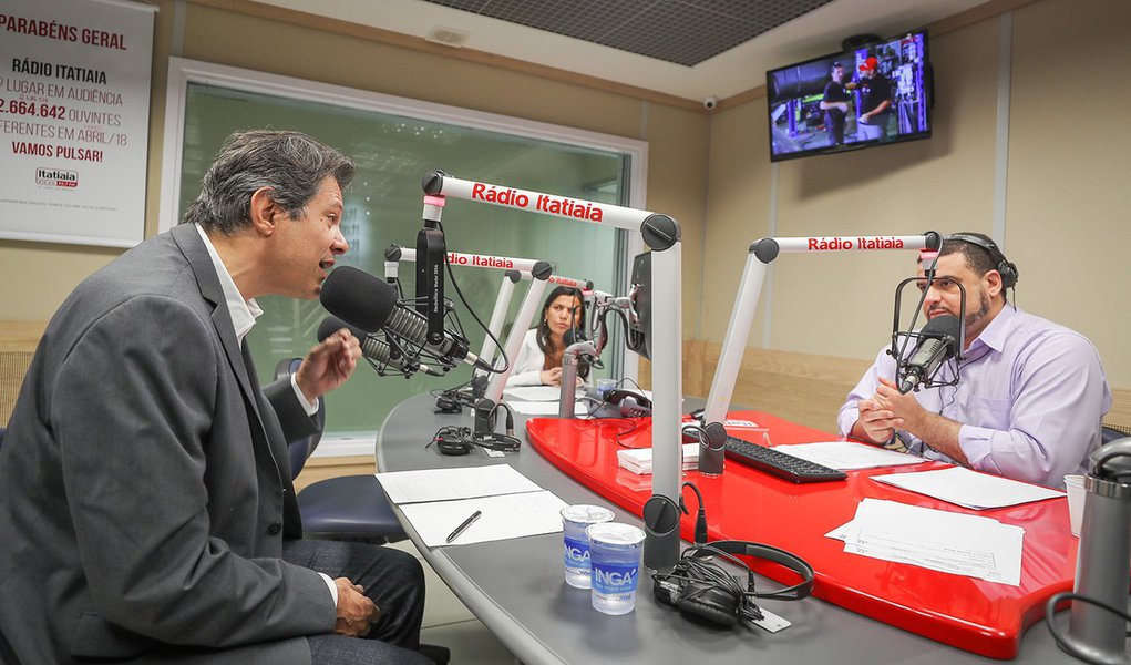 'Estou aqui pra fazer chegar as propostas de Lula ao povo', diz Haddad 