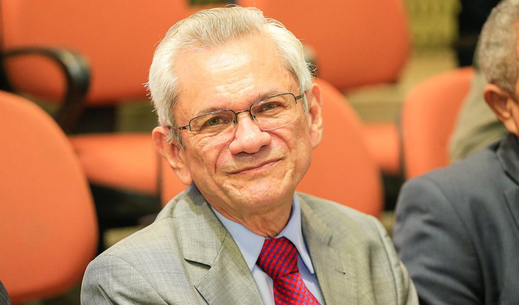 Ministro afasta presidente do TRE do Piauí