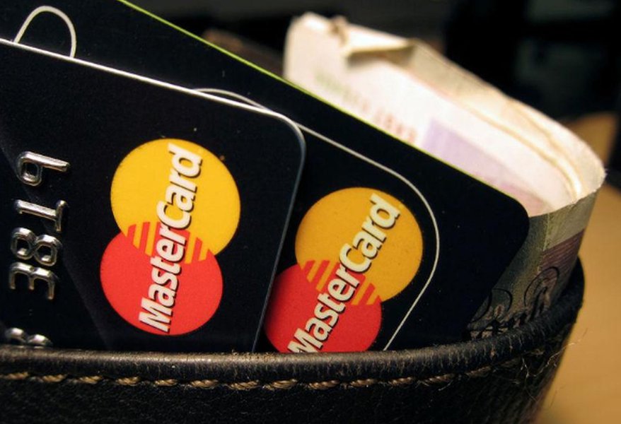 Transferências de dinheiro entre pessoas devem movimentar US$900 bi por ano até 2024, diz estudo