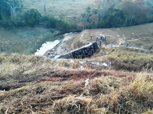 Ônibus capota e deixa mortos em Minas