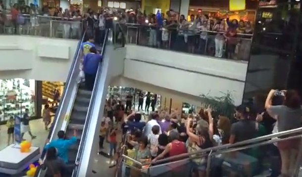 Lulaço em shopping de Maceió pede Lula Livre