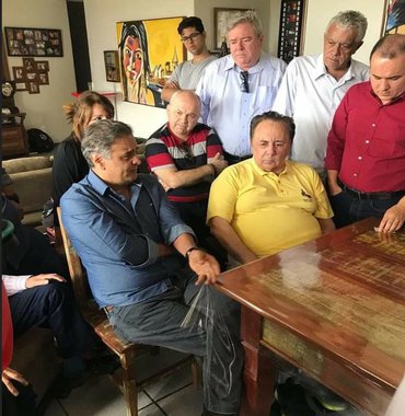 Isolado, Aécio é a imagem do fiasco do golpe