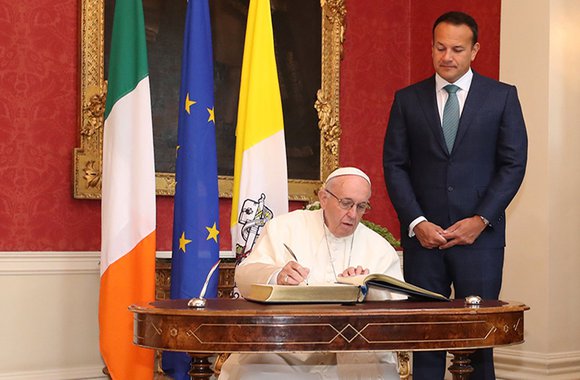 Primeiro-ministro da Irlanda pede ao papa justiça a vítimas de abusos