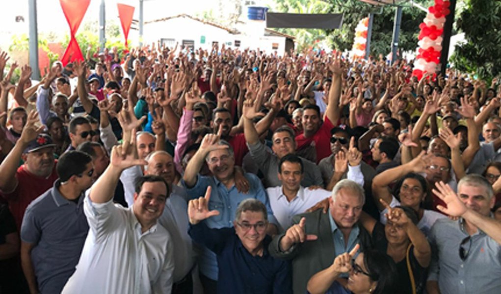 Pimentel é recebido por multidão no norte de Minas