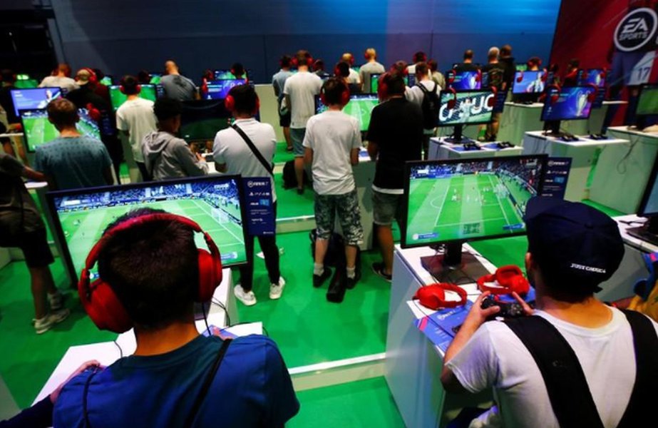 Tendência de "jogar em qualquer lugar" está em voga em abertura da Gamescom na Alemanha