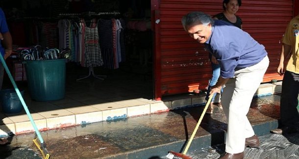 Em gesto populista, Caiado aparece lavando calçada 