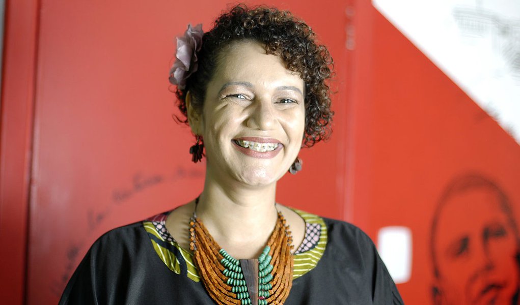 O racismo é naturalizado no jornalismo brasileiro, diz pesquisadora