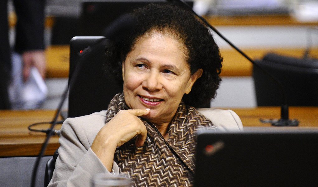 Regina Sousa: a casa grande pira ao ver gente humilde no poder