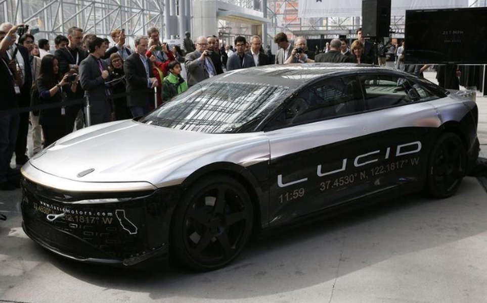 Fundo soberano saudita negocia investimento na Lucid, aspirante a rival da Tesla, dizem fontes