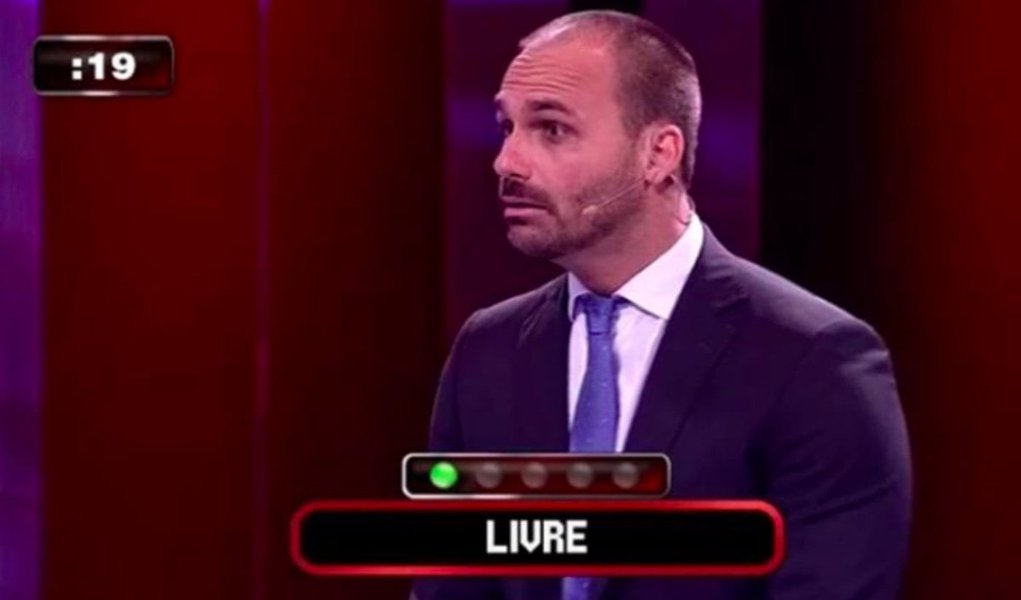 Em ato falho na TV, Eduardo Bolsonaro associa Lula à palavra ‘livre’