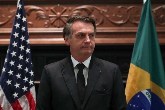 Exposto ao sol, Bolsonaro age como fera ferida