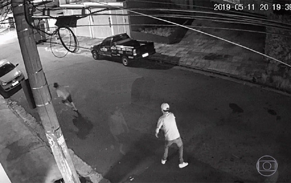 Suspeito de assassinar mendigo foi preso bêbado brandindo arma em bar e liberado