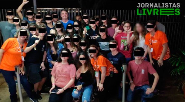 Estudantes fazem  'Lula Livre' ao lado de Bolsonaro