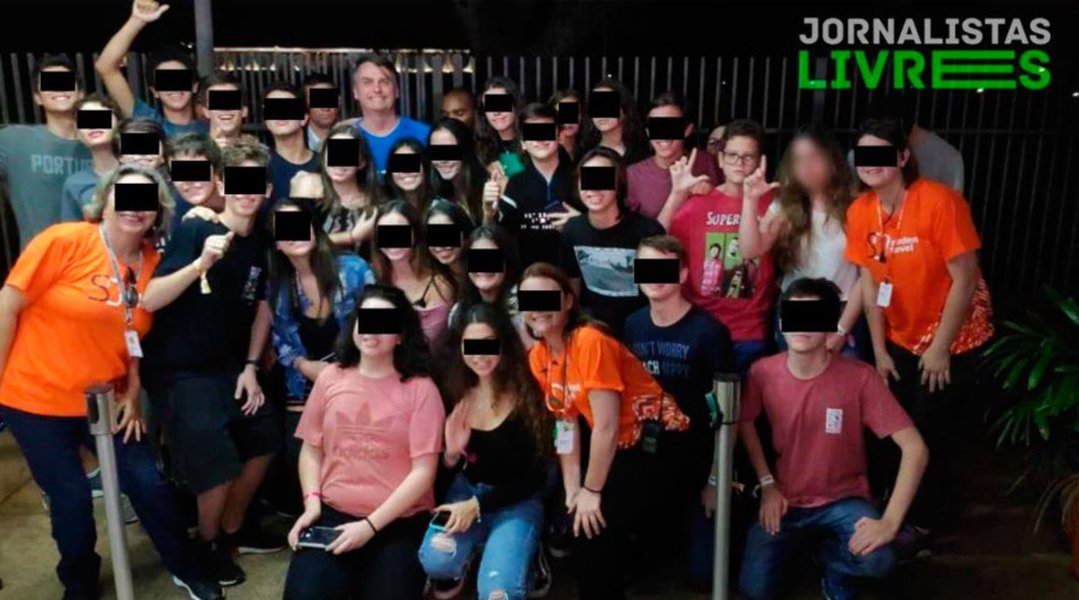 Estudantes fazem  'Lula Livre' ao lado de Bolsonaro
