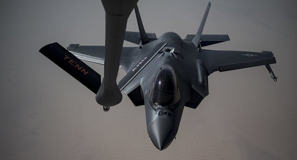 Estados Unidos enviam aviões de guerra a base militar na Europa