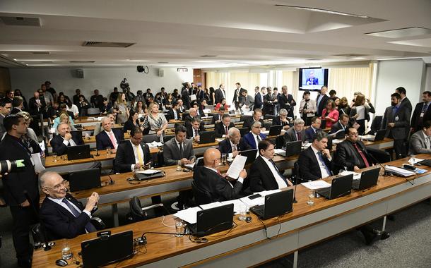 Comissão de Constituição e Justiça do Senado derruba decreto das armas