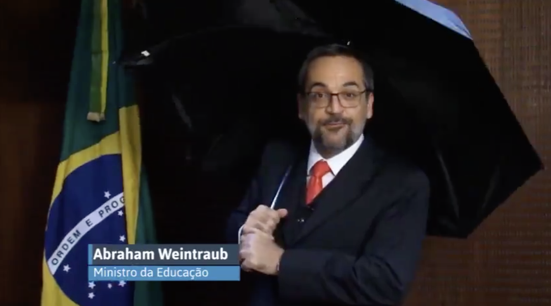 Em vídeo de guarda-chuva, ministro da Educação atribui a deputados corte de verba para museu