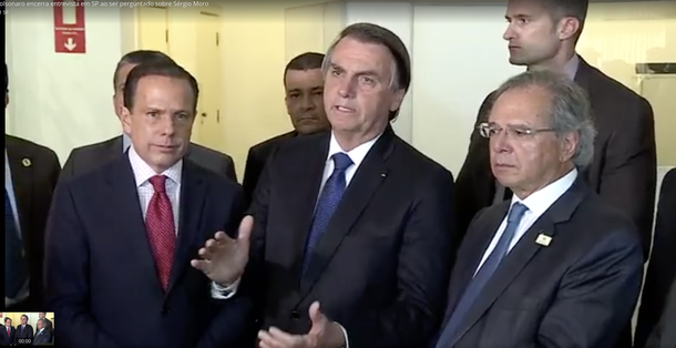 Depois de Moro, Bolsonaro foge de coletiva após perguntas sobre vazamentos