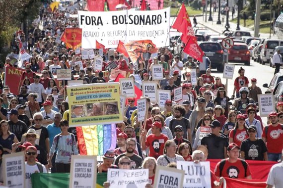 Passeata em Curitiba durante a Greve Geral de 14J