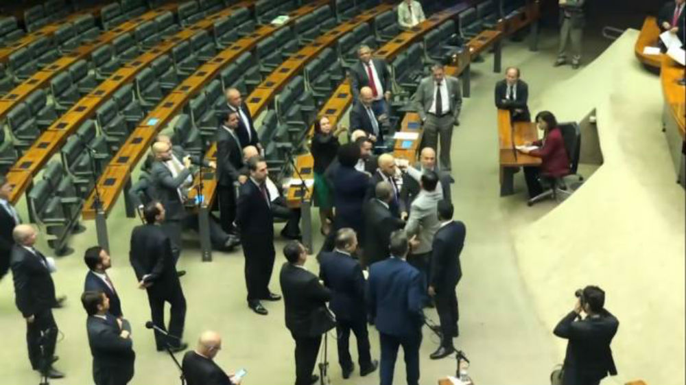 Assista: bate-boca entre deputados na Câmara quase vira pancadaria