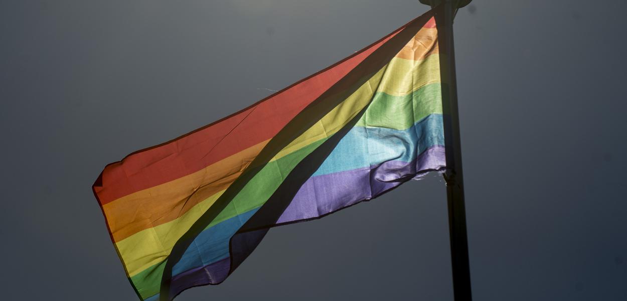 Bandeira (LGTB) Ã© hasteada na Embaixada do Reino Unido para marcar o Dia Internacional contra a Homofobia e Transfobia, celebrado neste sÃ¡bado (17) (Foto: Marcelo Camargo/AgÃªncia Brasil)