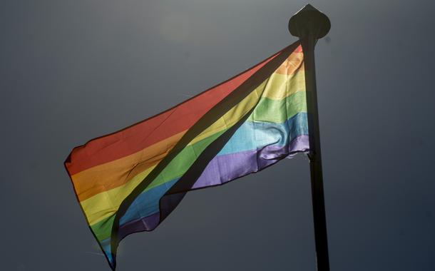 Bandeira (LGTB) Ã© hasteada na Embaixada do Reino Unido para marcar o Dia Internacional contra a Homofobia e Transfobia, celebrado neste sÃ¡bado (17) (Foto: Marcelo Camargo/AgÃªncia Brasil)