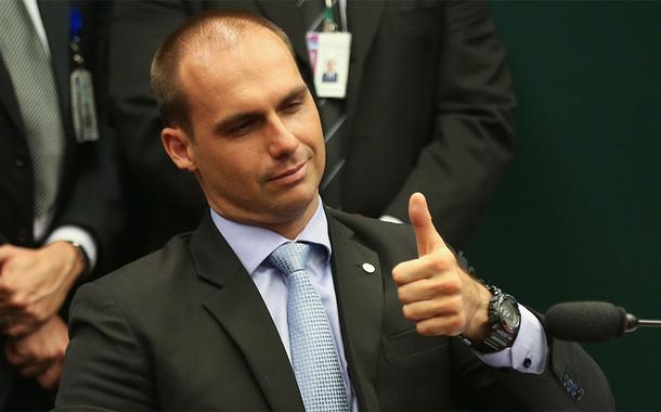 Eduardo Bolsonaro quer população armada para derrubar governos