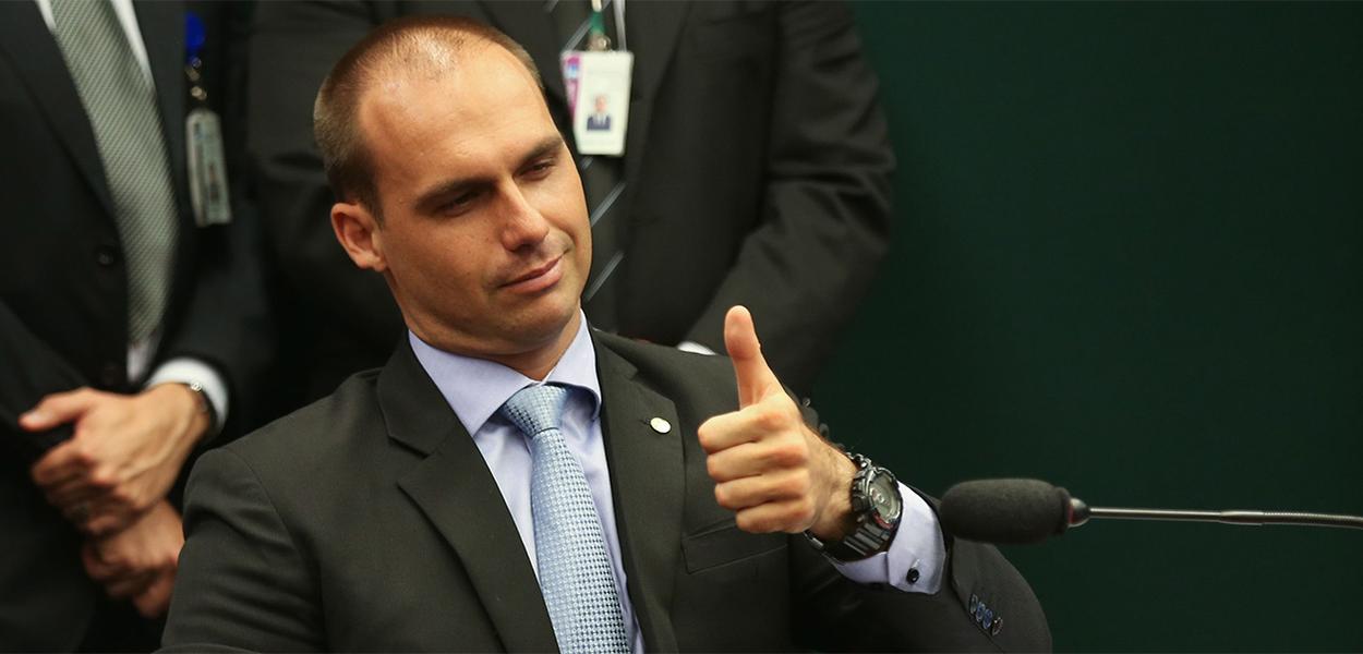 Eduardo Bolsonaro quer população armada para derrubar governos