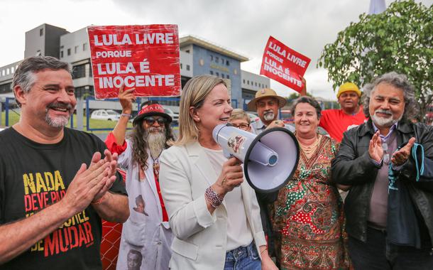 Gleisi Hoffmann e Paulo Pimenta na Vigília Lula Livre