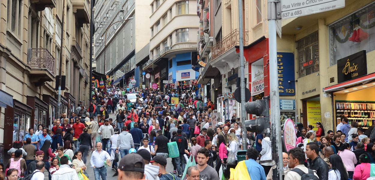 SÃ£o Paulo - Movimento no comÃ©rcio da rua 25 de MarÃ§o no mÃªs do Natal.