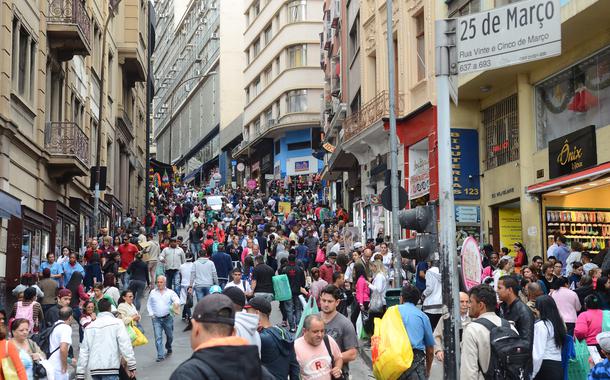 SÃ£o Paulo - Movimento no comÃ©rcio da rua 25 de MarÃ§o no mÃªs do Natal.