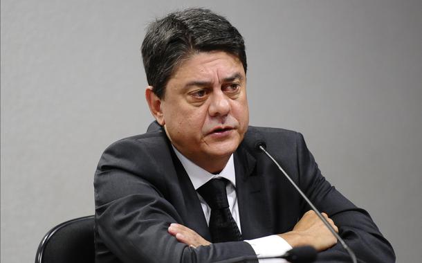 Sala de comissÃµes do Senado durante SubcomissÃ£o  da MemÃ³ria Verdade e JustiÃ§a. AudiÃªncia PÃºblica para debater a implementaÃ§Ã£o das recomendaÃ§Ãµes que constarÃ£o no RelatÃ³rio Final da ComissÃ£o Nacional da Verdade, e lanÃ§amento do livro "Um Homem Torturado: Nos Passos de Frei Tito de Alencar". Com a participaÃ§Ã£o da ComissÃ£o de Direitos Humanos e Minorias e da ComissÃ£o de ConstituiÃ§Ã£o e JustiÃ§a e de Cidadania, ambas da CÃ¢mara dos Deputados.Ã mesa, representante da ComissÃ£o da Verdade e JustiÃ§a do Estado do Rio de Janeiro, Wadih Damous.Foto: Edilson Rodrigues/AgÃªncia Senado