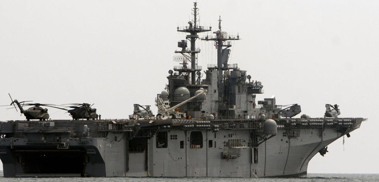 EUA enviam ao Oriente Médio navio de assalto anfíbio, aumentando a tensão