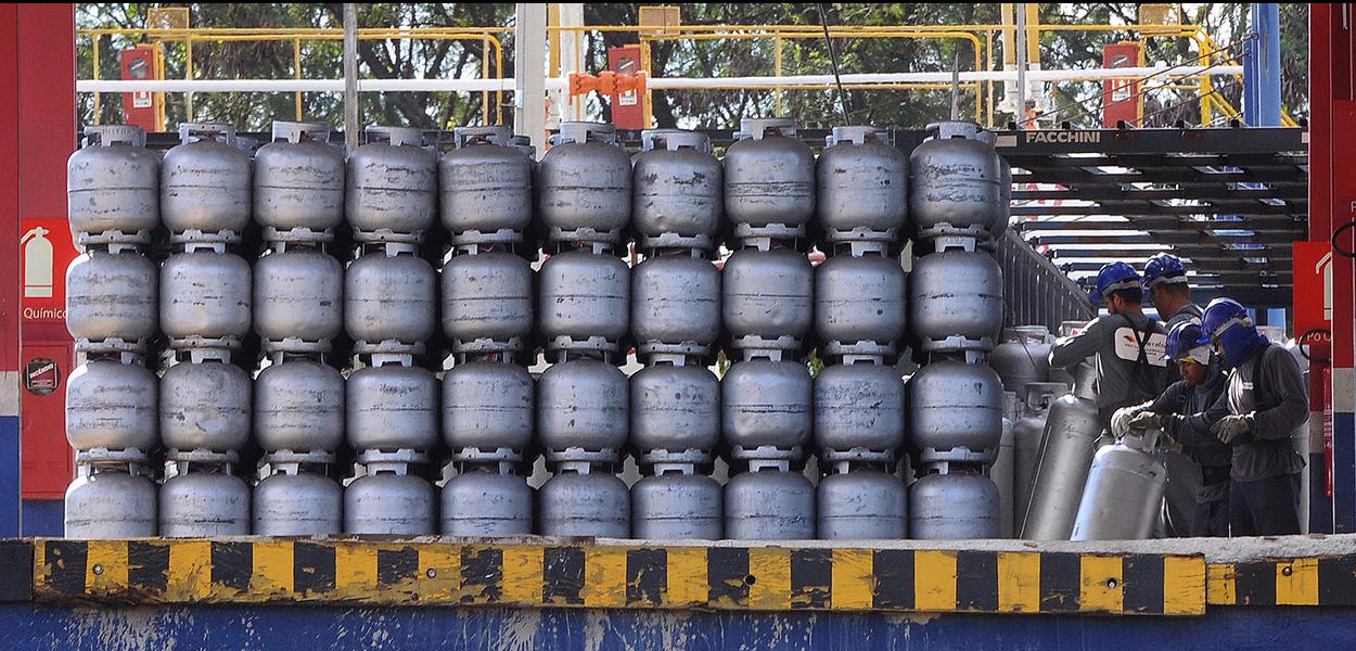 BrasÃ­lia, DF, Brasil 1/6/2018 o Distrito Federal comeÃ§ou a receber uma grande quantidade de gÃ¡s de cozinha. Mais de 300 toneladas de gÃ¡s liquefeito de petrÃ³leo (GLP), que envasilhadas renderiam 23 mil botijÃµes, foram entregues Ã s distribuidoras hoje.8 Foto: Renato AraÃºjo/AgÃªncia BrasÃ­lia.